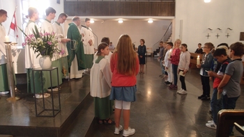  Überreichung von Kommunionkreuz und Glaubensnbekenntnis